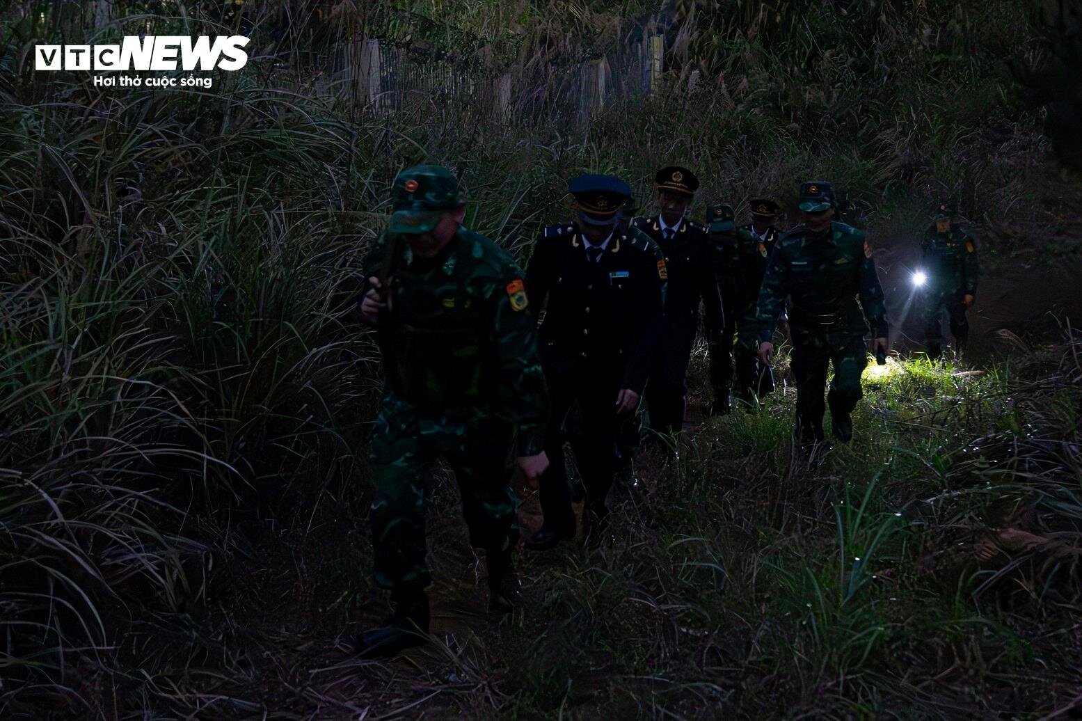 Rastreo de mercancías de contrabando en la frontera de Lang Son en vísperas del Año Nuevo Lunar - 16