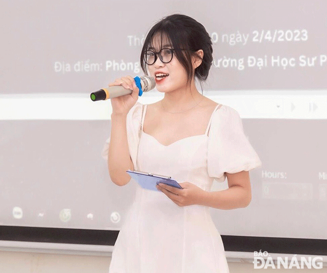 Lê Thị Ngọc Vân, sinh viên Trường Đại học Sư phạm thể hiện kỹ năng MC trong một chương trình của nhà trường. Ảnh: L.M