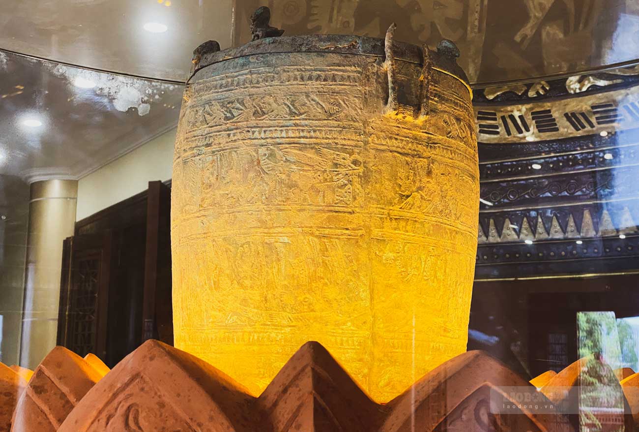 人気定番の 中国 青銅器 石が装飾された壺 惜しむ その他