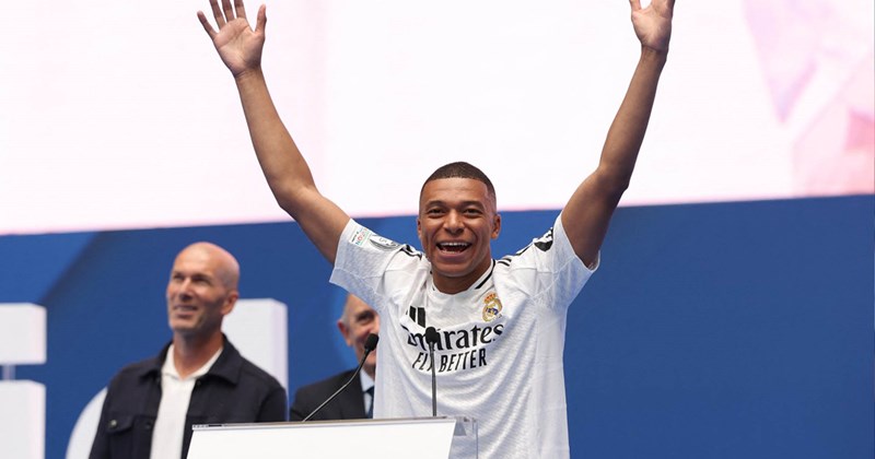 Hình bóng Ronaldo phía sau Kylian Mbappe trong buổi ra mắt Real Madrid