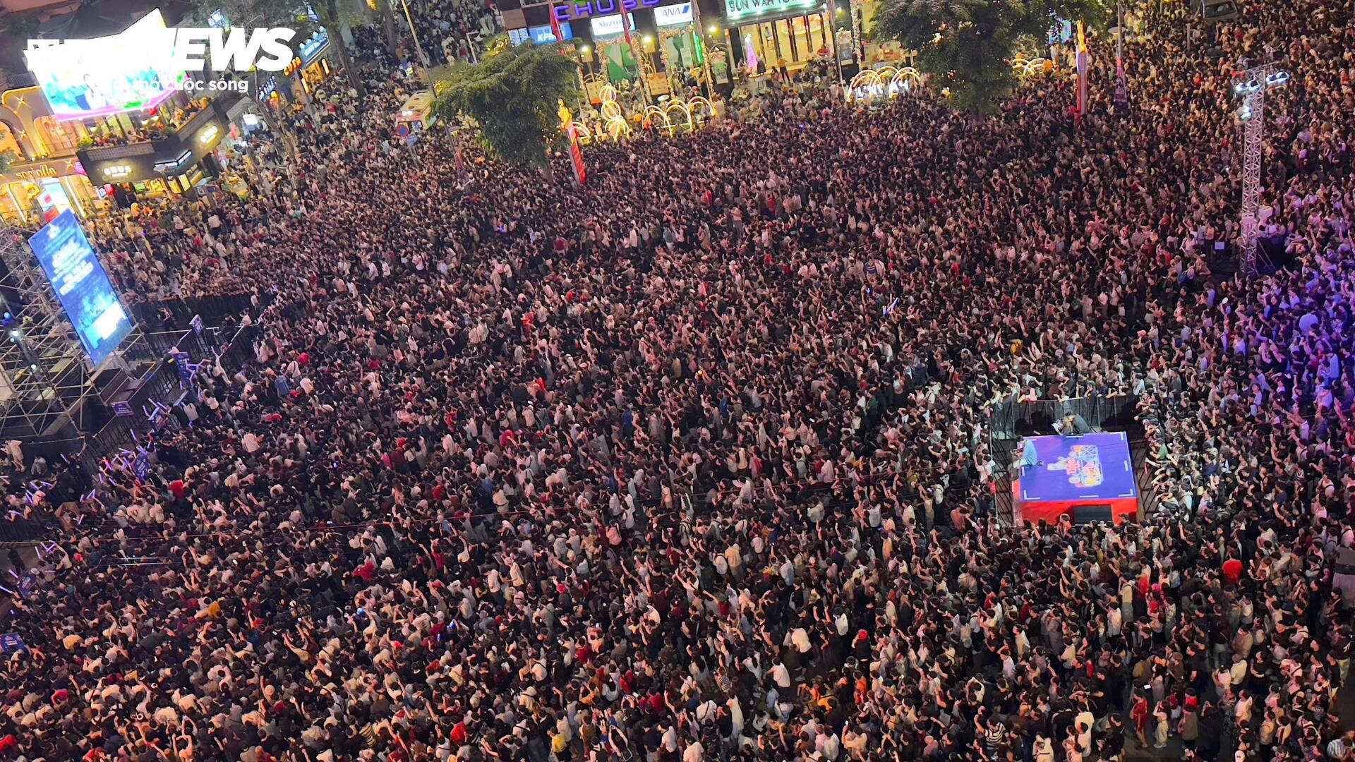 Фейерверки озаряют небо Ханоя и Хошимина в честь наступления нового 2025 года - 18