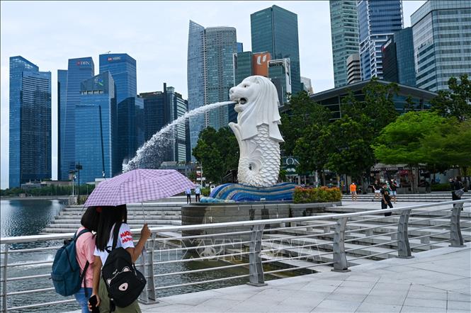 Menschen bewegen sich in der Marina Bay, Singapur. Foto: AFP/VNA
