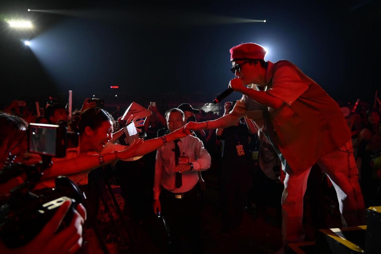 Epik High interacts with Vietnamese audiences. Photo: Organizers