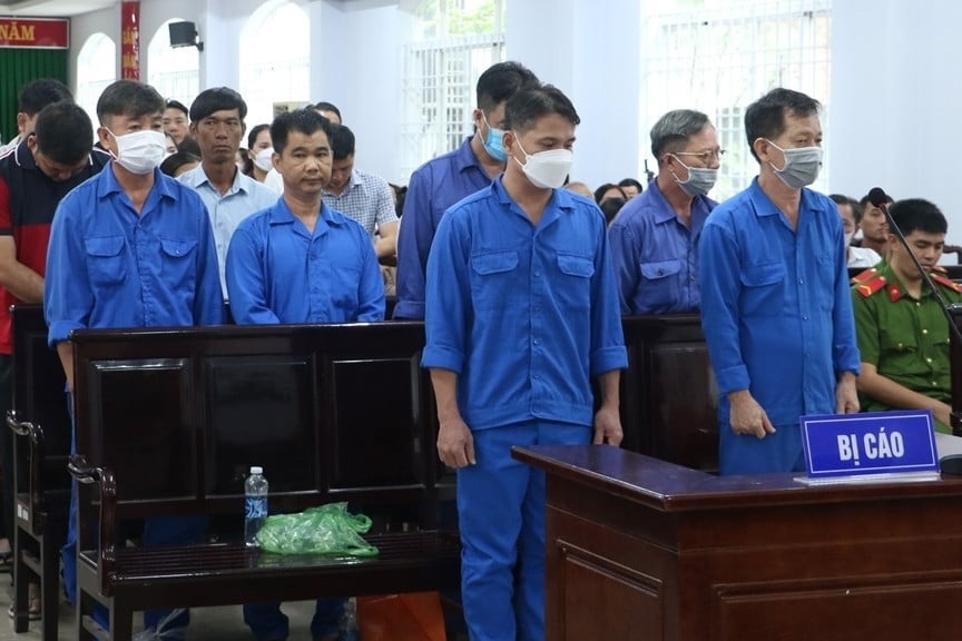 Trial of 7 traffic inspectors who received bribes of more than 6 billion VND from bus companies and businesses