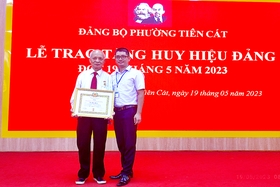 Đảng bộ thành phố Việt Trì: 647 đảng viên được tặng và truy tặng Huy hiệu Đảng