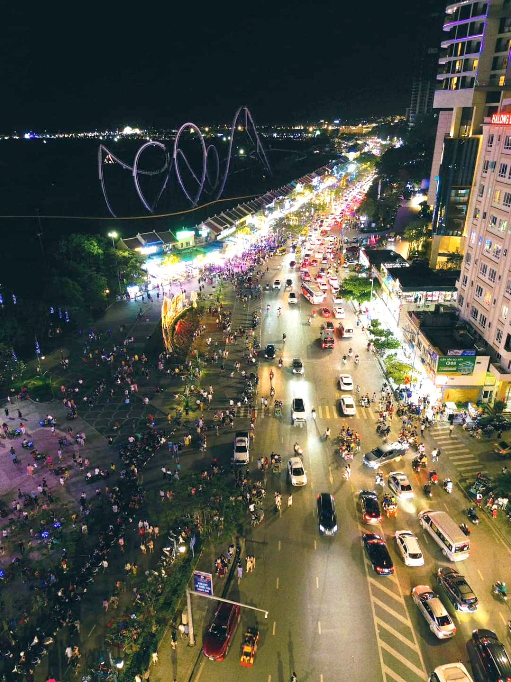 The streets in Bai Chay area (Ha Long city) are crowded with vehicles.