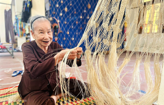 Cụ Lê Thị Kề hơn 50 năm đan võng từ vỏ cây ngô đồng bán. Ảnh: Sơn Thủy