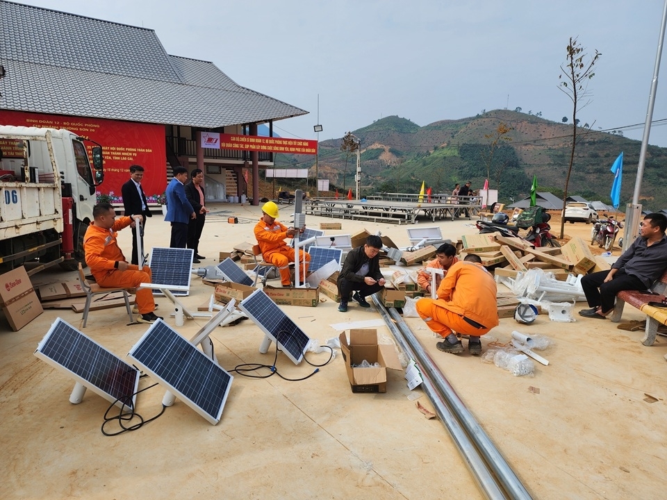 Công nhân điện lực Bảo Yên miệt mài chuẩn bị thiết bị lắp đặt