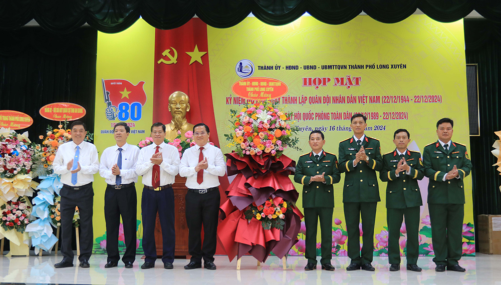 Long Xuyen a tenu une réunion pour célébrer le 80e anniversaire de la fondation de l'Armée populaire du Vietnam