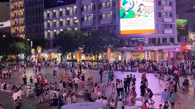 La gente acude al centro de la ciudad para ver espectáculos artísticos y fuegos artificiales.