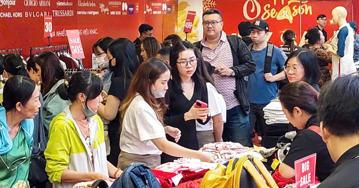 With up to 80% off, people in Ho Chi Minh City flocked to 'hunt' for branded perfumes, shoes... right after the opening.