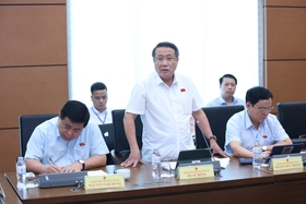 Une délégation de députés de l'Assemblée nationale de la province de Quang Tri a participé à une discussion de groupe sur le projet de loi foncière (modifié)