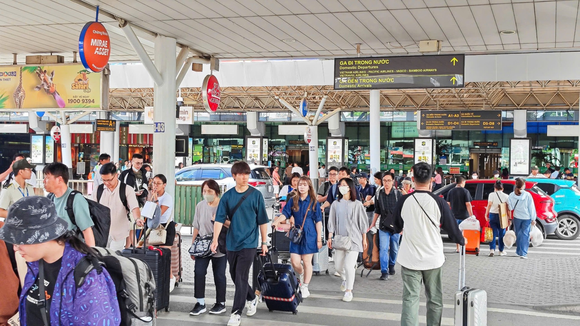 Escena dentro del aeropuerto de Tan Son Nhat antes de las vacaciones del 2 de septiembre, foto 6