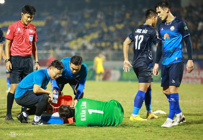 Dang Van Lam s'est blessé à la 33e minute lors de la défaite 0-2 de Binh Dinh contre la SLNA lors de la 9e journée de la V-League 2023-2024. Photo : Phi Hung