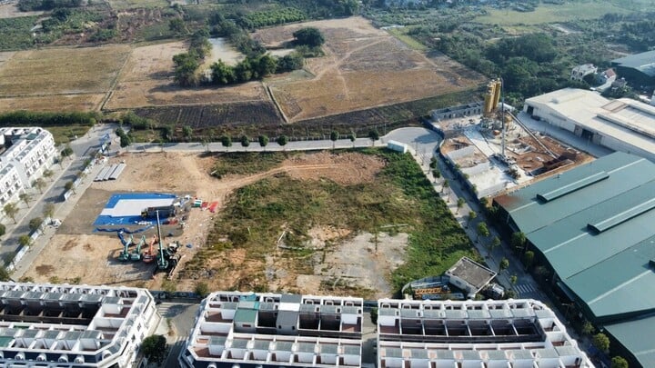 À l'aube de la période 2026-2030, le Département de la construction de Hanoi a déclaré qu'il y avait 50 projets en cours de mise en œuvre avec environ 3,21 millions de mètres carrés de surface au sol, soit environ 57 170 appartements.