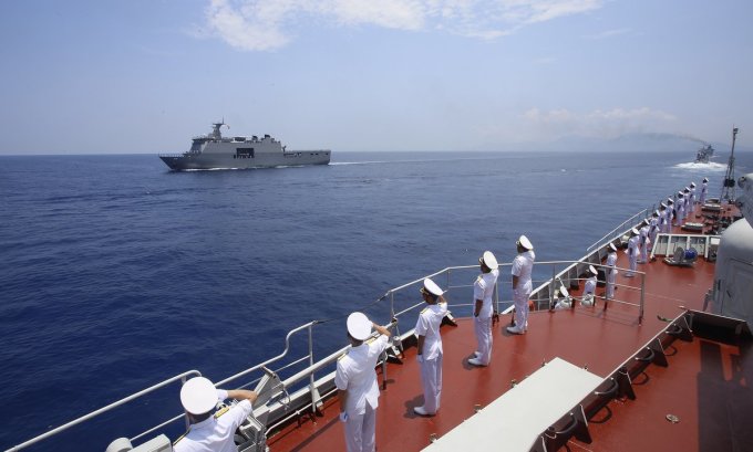The crew of ship 015 Tran Hung Dao salutes the Philippine command ship during the parade on May 11. Photo: Navy Newspaper