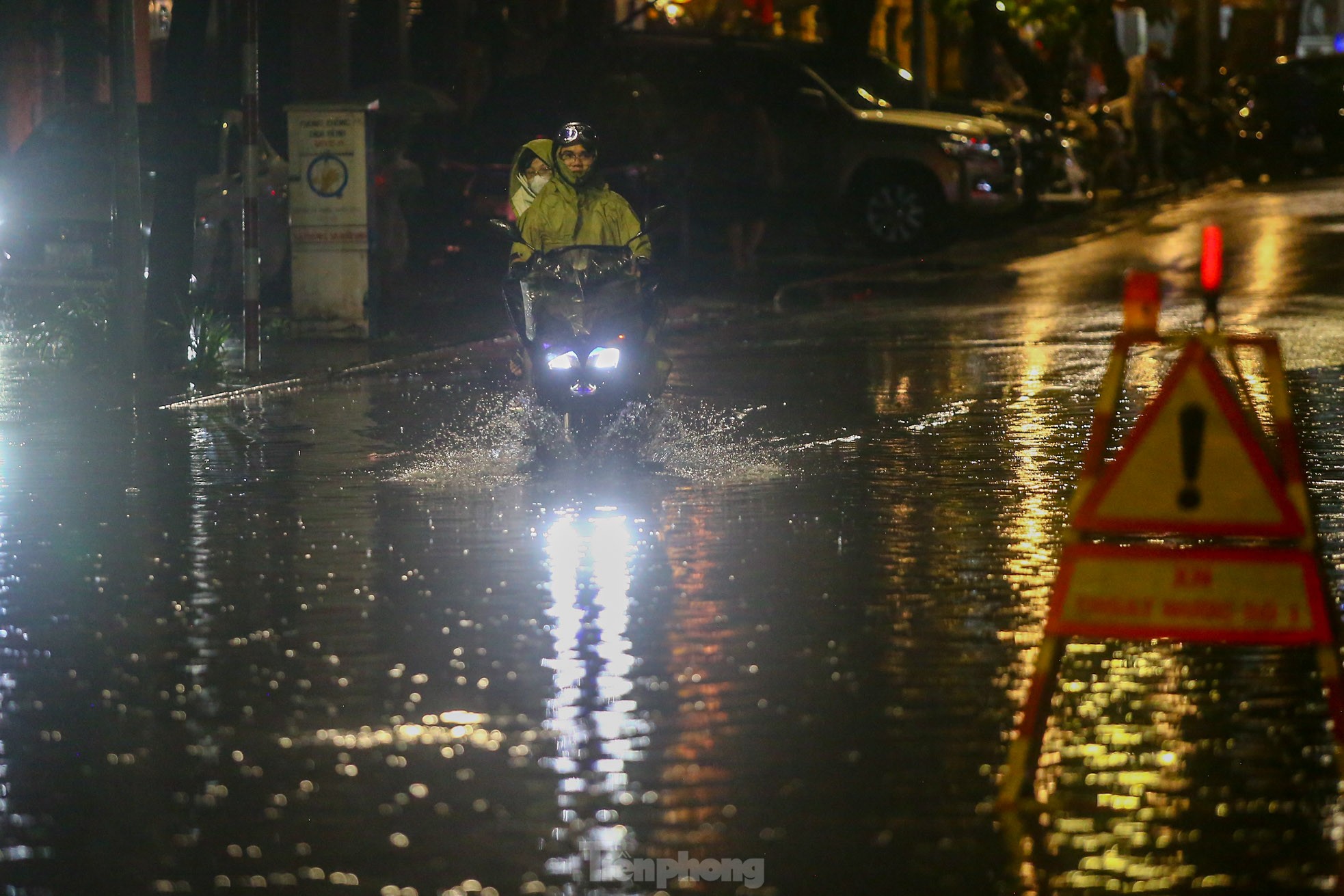 Starker Regen, Straßen von Hanoi nachts überflutet Foto 4