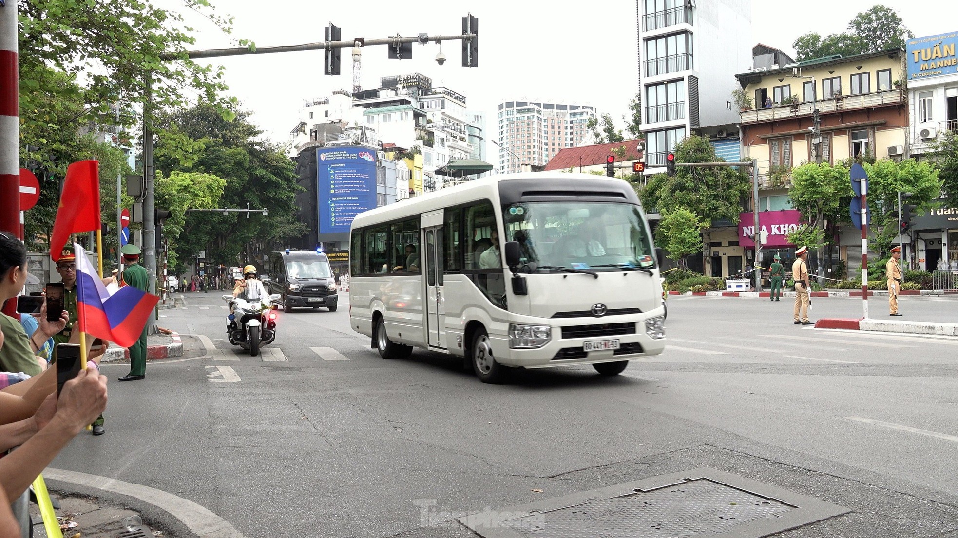 Details of the special vehicles escorting Russian President Putin during his visit to Vietnam photo 12