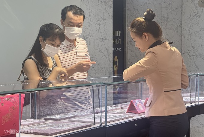 Customers look at gold jewelry at PNJ Nguyen Van Troi (Phu Nhuan) on the morning of February 18. Photo: Tat Dat