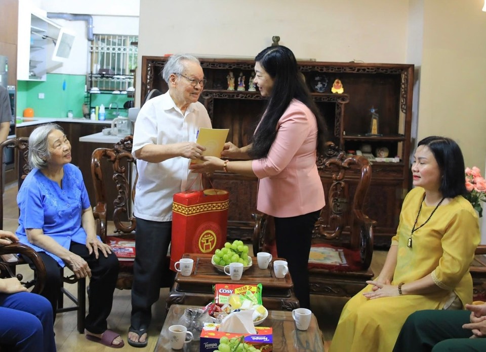 ประธานคณะกรรมการแนวร่วมปิตุภูมิเวียดนามแห่งกรุงฮานอย เหงียน ลาน เฮือง มอบของขวัญให้แก่ทหารผ่านศึก เล กวาง ในเขตดิช วอง (เขตเก๊าจาย)