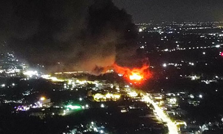 Big fire at household goods warehouse in Dong Nai