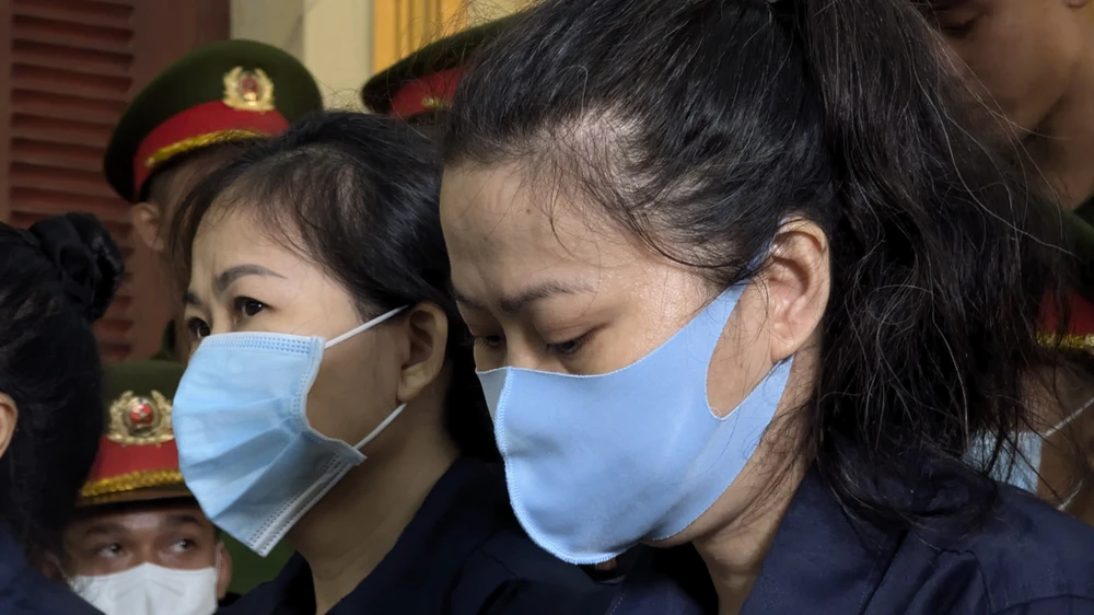 La acusada Nguyen Thi Minh Phung (derecha) en el juicio