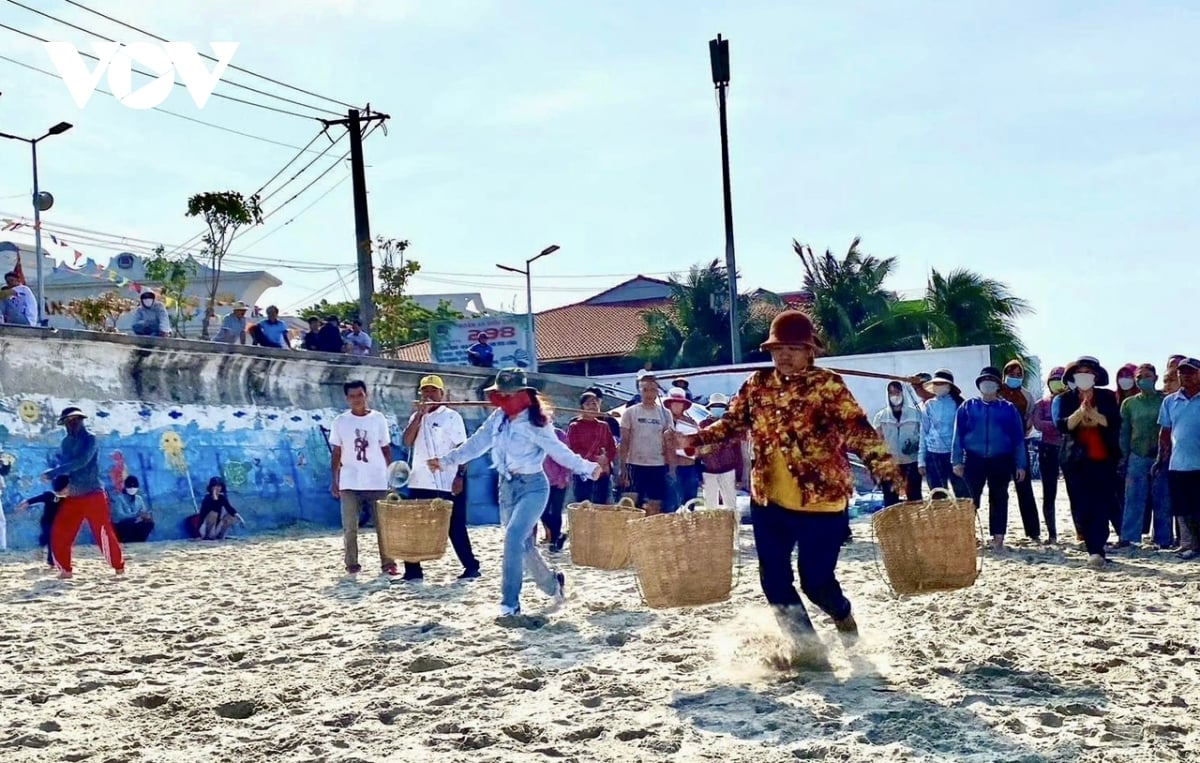 nhieu tro choi dan gian, hoat dong nghe bien tai le hoi dinh co long hai hinh anh 3