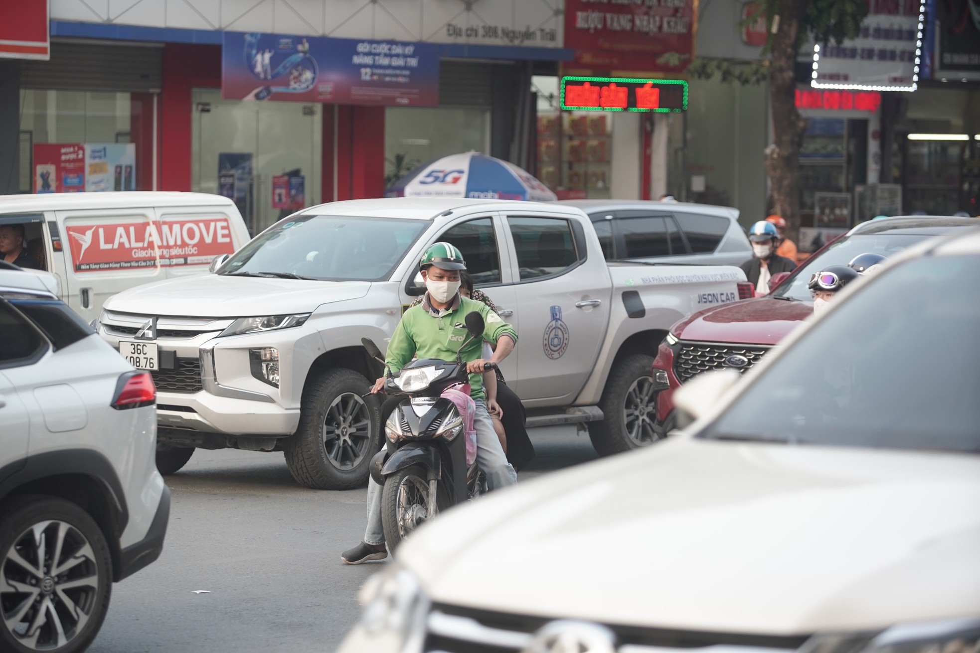 Horrifying scene of people risking their lives to 'cut' the front of a car, rushing through traffic to get into Thanh Xuan underpass photo 18