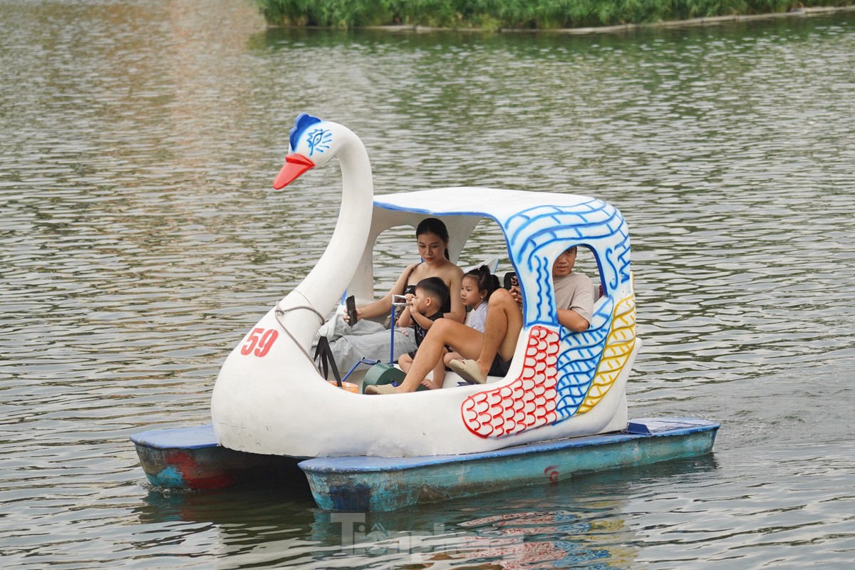 Hanoians leisurely stroll and sightsee during Independence Day holiday photo 14