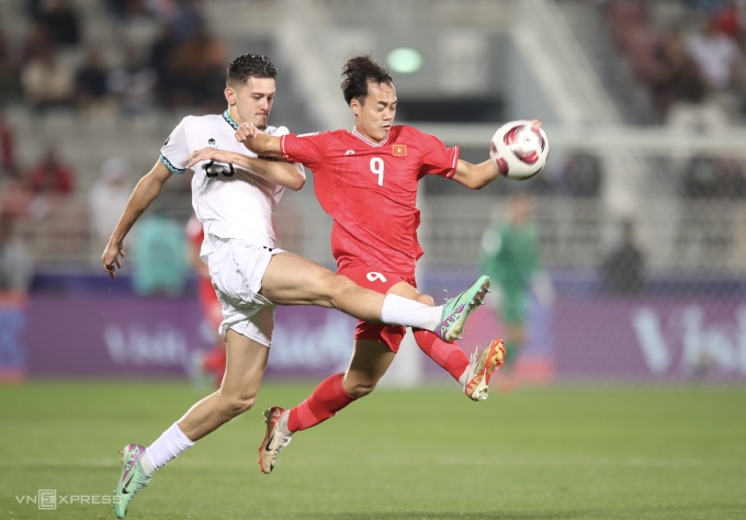 جاستن هوبنر (بالقميص الأبيض) يتصدى لنغوين فان توان خلال فوز إندونيسيا 1-0 على فيتنام في دور المجموعات بكأس آسيا 2023. تصوير: لام ثوا