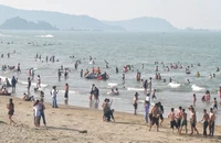 La suave arena blanca y el agua azul cristalina parecen atraer a los turistas que se quedan en la playa de Cua Lo.