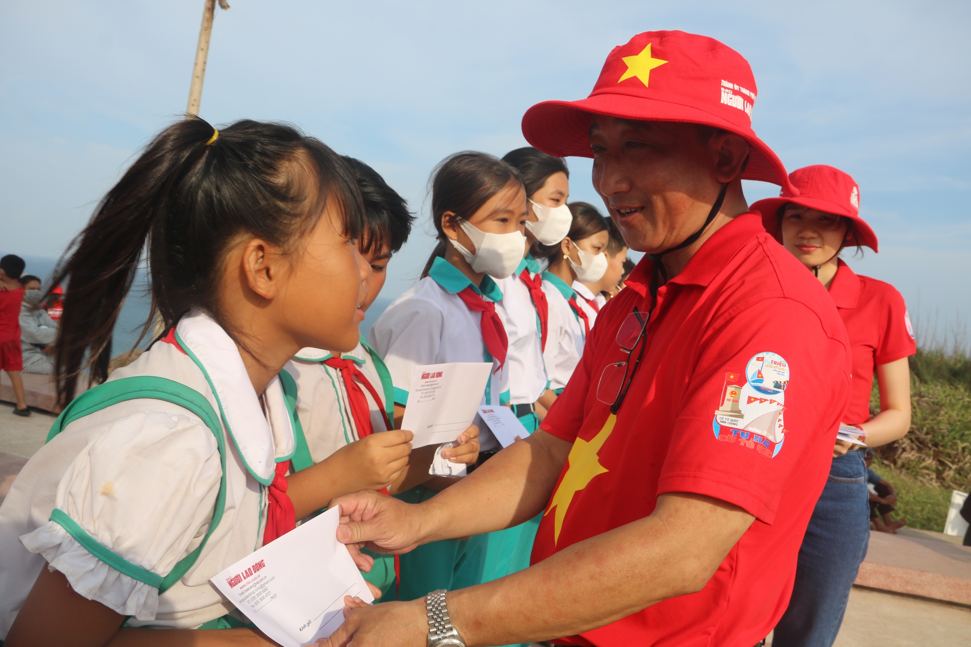 “Tự hào cờ Tổ quốc” đến với đảo tiền tiêu Phú Quý - Ảnh 6.