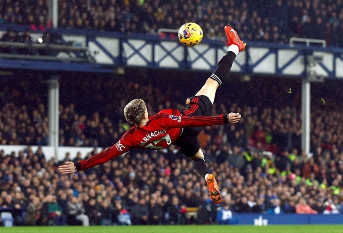 Garnacho trong pha tung người móc bóng mở tỷ số trận Man Utd thắng Everton 3-0 ở vòng 13 Ngoại hạng Anh ngày 26/11. Ảnh: Reuters