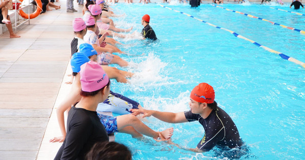 Kostenloser Schwimmunterricht für 130 benachteiligte Kinder