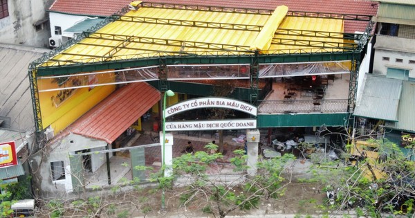 Restaurants and pubs surround old apartment complex in Hanoi