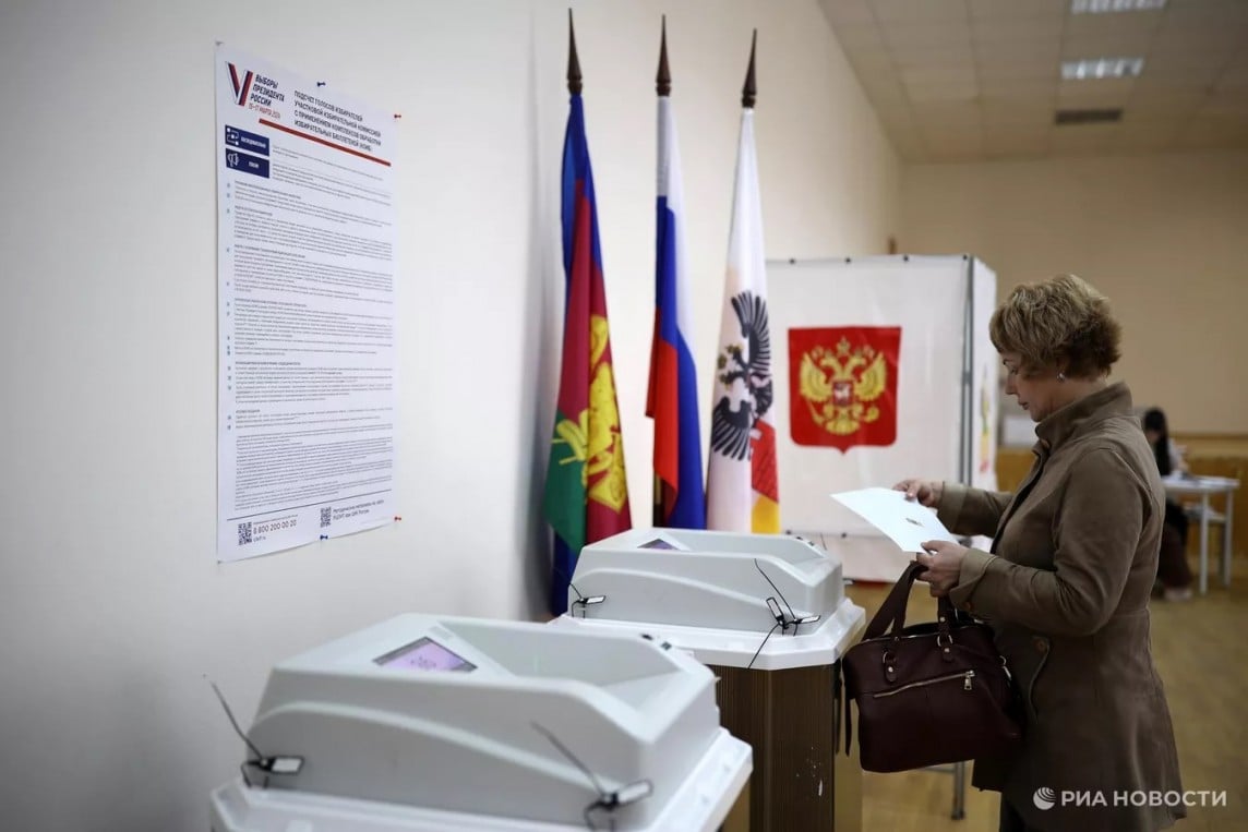 Millones de votantes rusos ejercen sus derechos de ciudadanía; El presidente Putin vota en línea