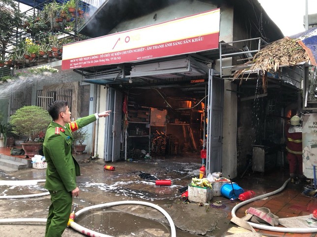 Grand incendie dans un magasin de services événementiels à Hanoi photo 1