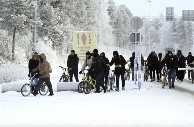 移民たちは11月21日に自転車でロシアとフィンランドの北部国境に到着した。写真：ビジネス・インサイダー