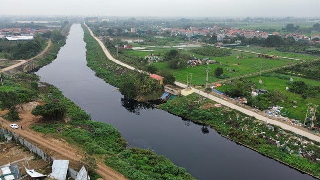 Primer plano del río Nhue contaminado, el Ministerio de Agricultura acaba de proponer una solución para reactivarlo, foto 1