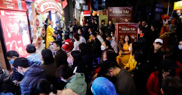 Nơi xếp hàng từ 3h sáng, nơi vắng như "chùa bà đanh"