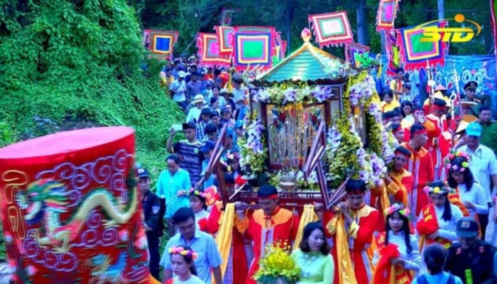 The Festival of Lady Chua Xu of Sam Mountain is a Cultural Heritage of Humanity.