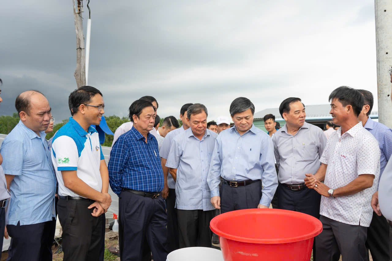 Bộ trưởng Bộ NNPTNT Lê Minh Hoan: Xin cảm ơn những nông dân đi đầu trong quá trình chuyển đổi ngành nông nghiệp - Ảnh 3.