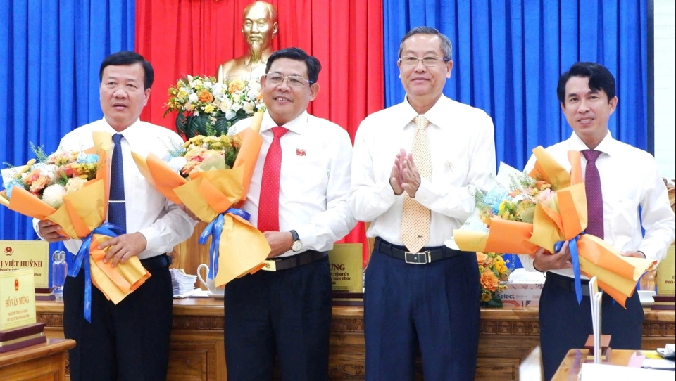 Mr. Ngo Cong Thuc (second from left) was approved to hold the position of Vice Chairman of An Giang Provincial People's Committee.