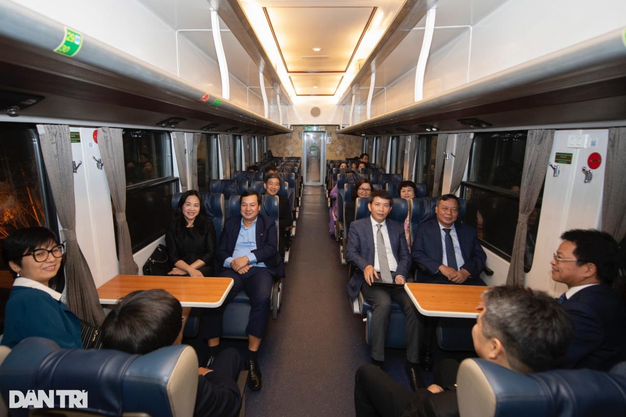 Chuyến tàu hỏa đặc biệt chạy 3km ở Hà Nội, khách được nghe đàn hát trên tàu - 3