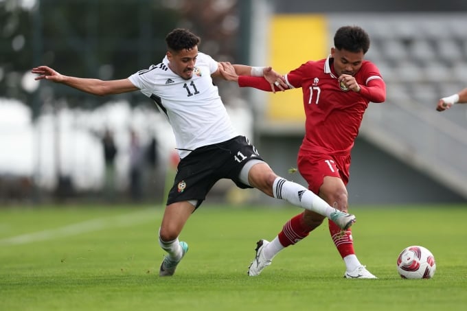 Indonesia (camiseta roja) volverá a jugar mañana, 5 de enero, contra Libia (camiseta blanca), después de perder 0-4 el 2 de enero. Foto: PSSI