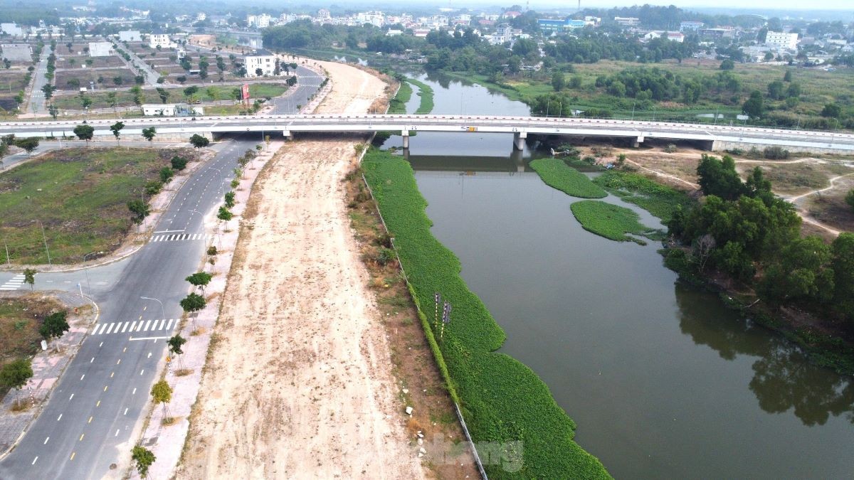 Close-up of Thi Tinh River overpass in Binh Duong about to open to traffic photo 3