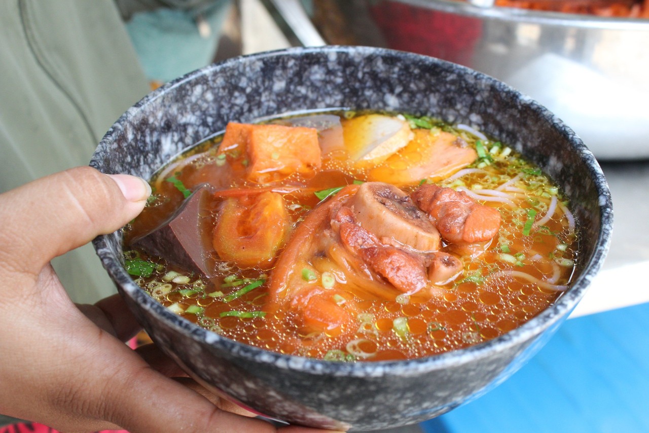 Nồi bún riêu 300l độc nhất vô nhị' ở TP.HCM: "không dám nghỉ vì sợ khách  - Ảnh 3.