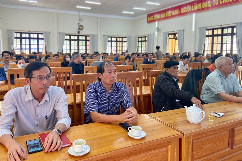 Les délégués participant à la conférence sur l'information et la propagande sur la situation des mers et des îles du Vietnam