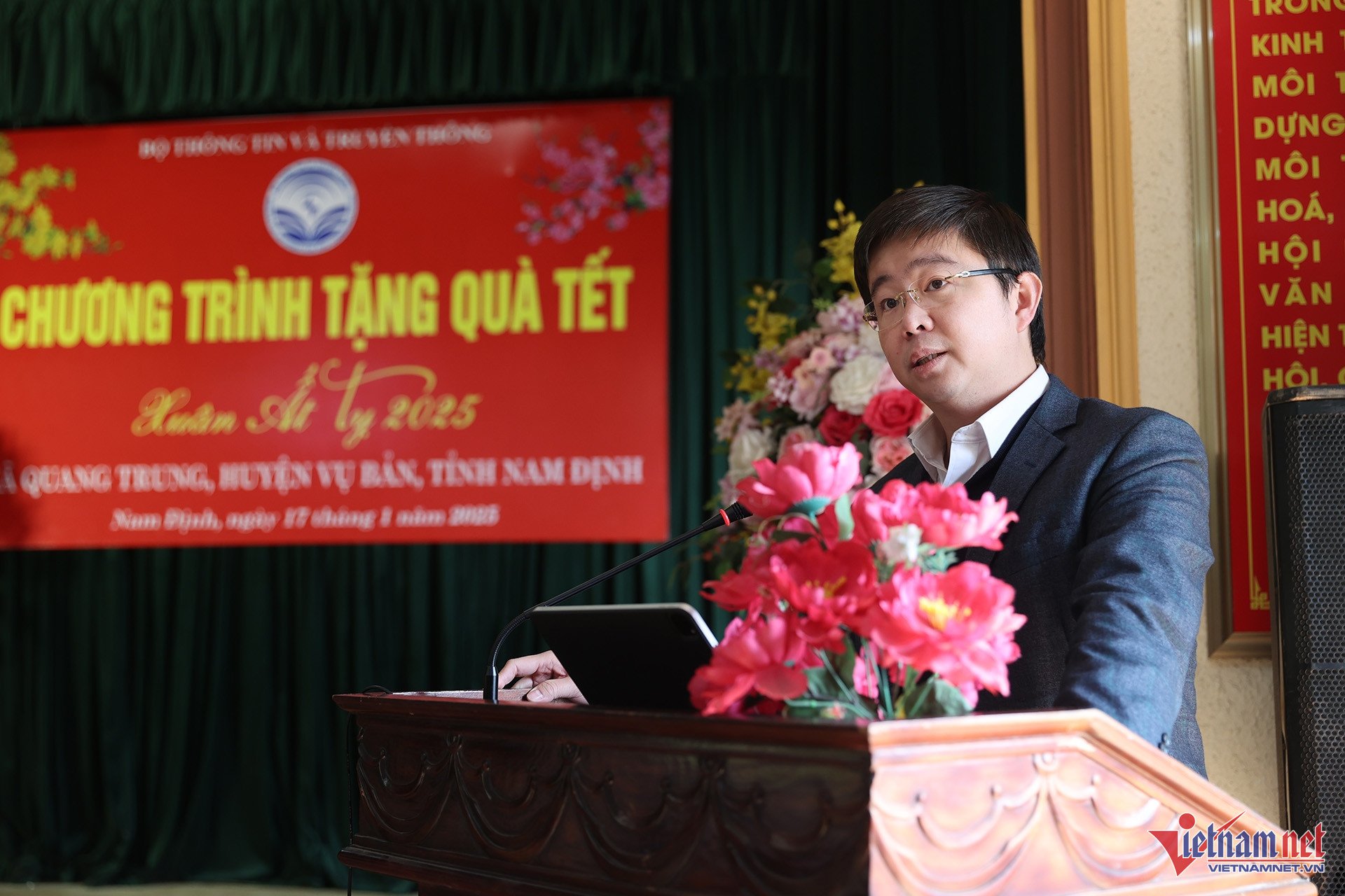 W-Ministerium für Information und Kommunikation verteilt Tet-Geschenke an die Armen in Nam Dinh 2.jpg