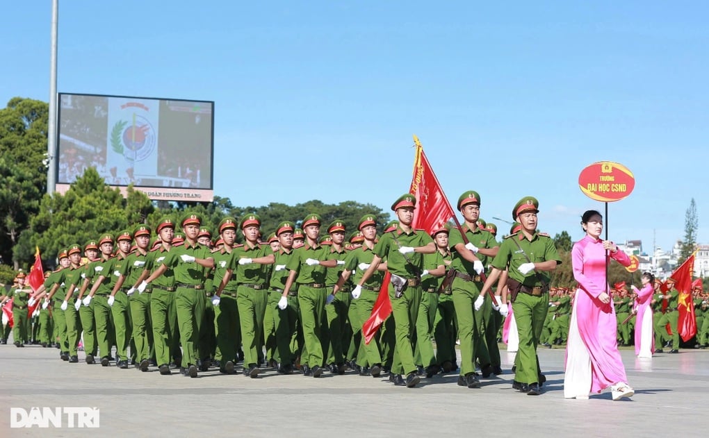 Cảnh sát biểu diễn võ thuật, bắn súng ở Quảng trường Lâm Viên Đà Lạt - 1